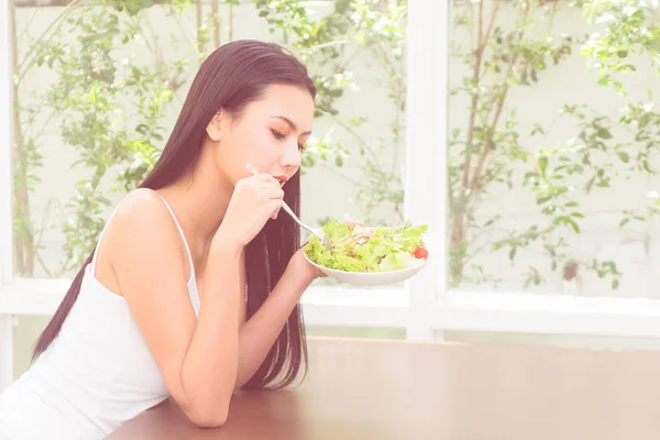 Beleza e mulher saudável está tendo salada de legumes em casa para B — Fotografia de Stock