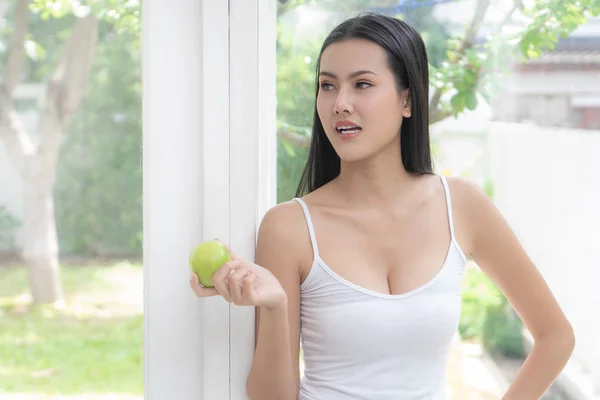 Corpo sano bella asiatico donna è mangiare verde mela a casa — Foto Stock