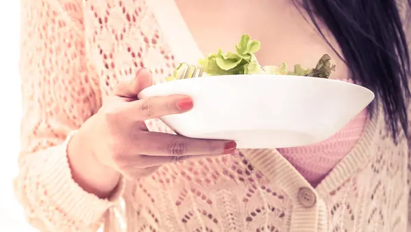 Bela mulher comer salada vegetal saudável para saudável e b — Fotografia de Stock