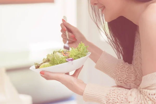 Healthy beauty young woman is eating green salad for healthy lif — Stock Photo, Image