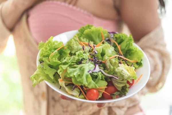 Jovem saudável está comendo salada verde para um estilo de vida saudável — Fotografia de Stock