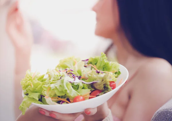 Gezonde mooie jonge vrouw eet groene salade voor gezond leven — Stockfoto