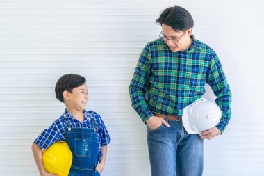 Asyalı baba ve oğulun birlikte çalıştığı baba oğul kavramı.