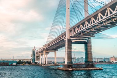 Yohokama köprüsü nehrin üzerindeki köprünün altından ateş edilerek kapatıldı.