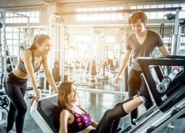 Üç sağlıklı arkadaş spor salonunda birlikte takılıyor.