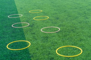 Futbol antrenmanı için yeşil alanda çeviklik çemberi.
