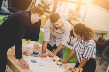Genç Mimar Tasarımcı Takımı ofiste beyin fırtınası yapıyor.