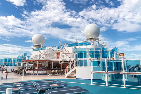 Pont supérieur du navire de croisière Diamond Princess avec grande TV LED et s — Photo