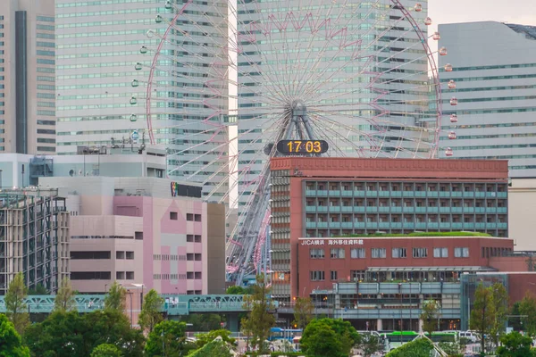 Yokohama Limanı 'ndaki Cosmo World lunaparkının dönme dolabı., — Stok fotoğraf