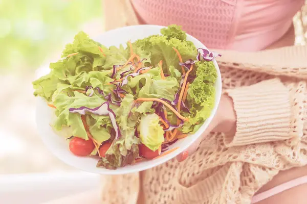 Bellezza sana giovane donna sta mangiando insalata verde per una vita sana — Foto Stock