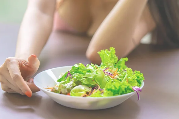 행복 한 미소를 짓는 여성 이 건강 한 몸을 위해 토마토와 샐러드를 먹고 있습니다 — 스톡 사진