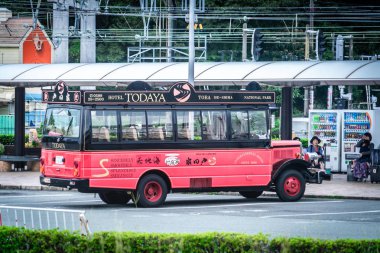 Turist döngüsü otobüsü Toba Adaları rıhtımından yolcu alıyor. 