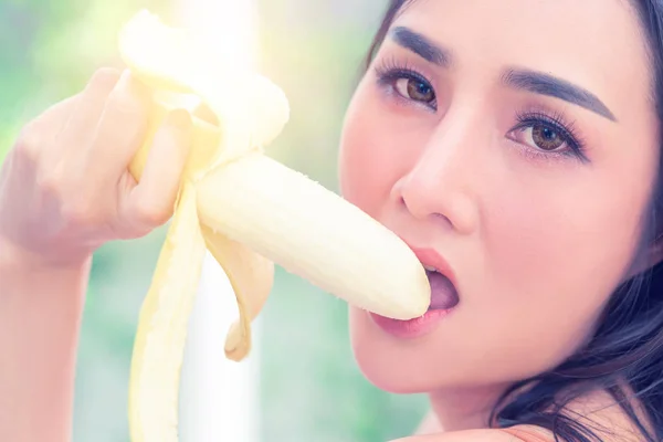 Ασιάτισσα γυναίκα τρώει μπανάνα για υγιεινό φαγητό και αισθησιασμό con — Φωτογραφία Αρχείου