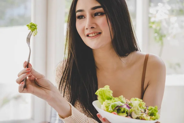 Beleza mulher asiática está comendo salada de legumes para dieta de alimentos e — Fotografia de Stock