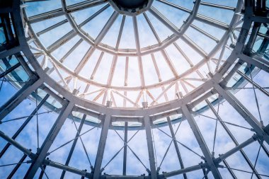 Yuvarlak Metal tavan, modern mimari, mavi gökyüzü.