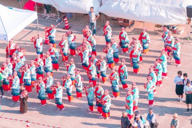Yerel halk Sak 'ta geleneksel bir dans gösterisi için giyinmiş.