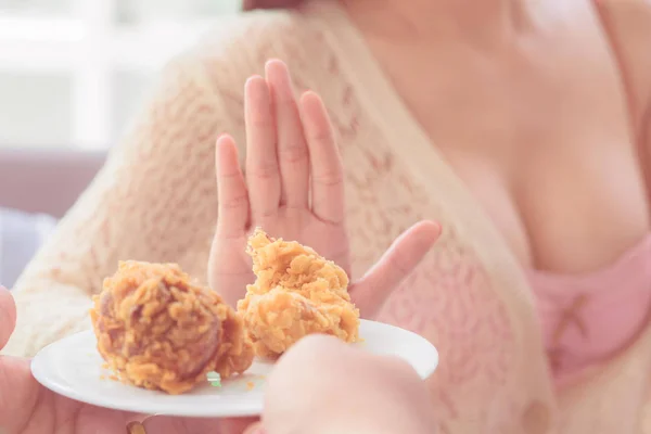 Mulher está rejeitando junk food frango frito para alimentos insalubres fo — Fotografia de Stock