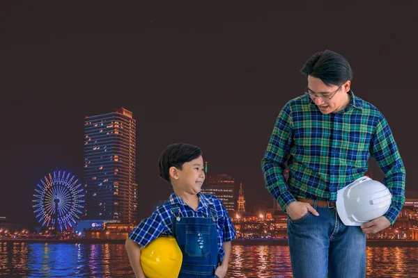 Ojciec budowniczy i syn idzie razem w nowoczesnym mieście Kob — Zdjęcie stockowe