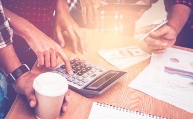 İş adamı ve muhasebe vergi ve finansla uğraşıyor