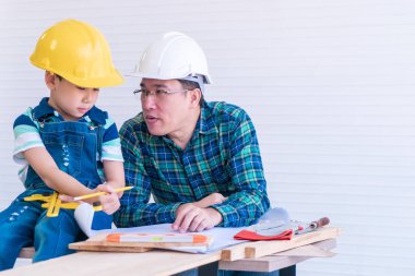 Baba oğluna Diy 'in evinin tadilatını öğretiyor.