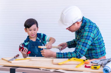 Baba oğluna Diy 'in evinin tadilatını öğretiyor.