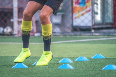 Futbolcu ayakları, futbol akademisinde kalemiyle antrenman yapıyor.