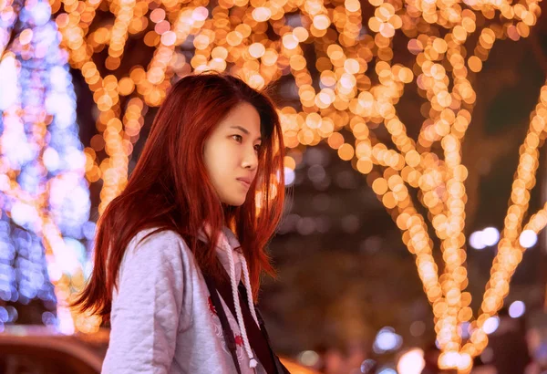 Mujer asiática bonita está caminando en la calle de Sendai Japón con chr —  Fotos de Stock