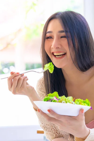 Saudável Sexy jovem mulher está comendo salada verde para vidas saudáveis — Fotografia de Stock