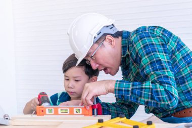 Baba oğluna Diy 'in evinin tadilatını öğretiyor.