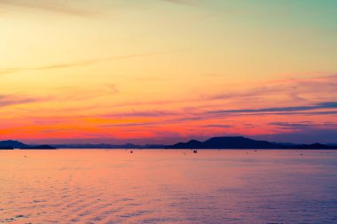 Siluet adası, gün batımı renkli ışık arka planında