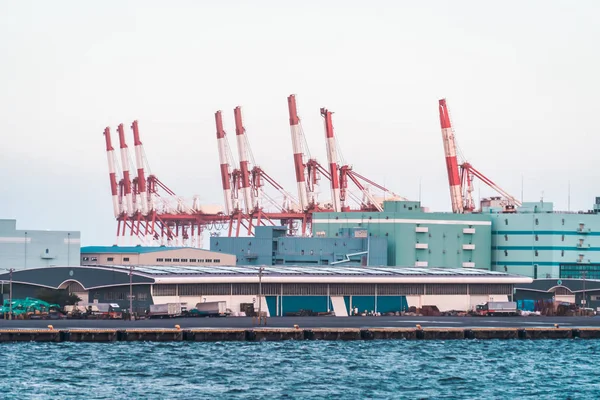 Industriehafen Yokohama mit Transportschiff und vielen — Stockfoto