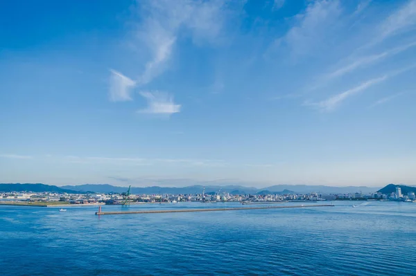 Der blick auf takamatsu bucht und stadt, während die sonne untergeht. — Stockfoto