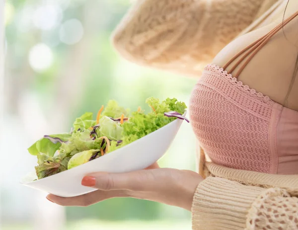 Saudável Sexy jovem mulher está comendo salada verde para vidas saudáveis — Fotografia de Stock