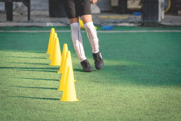 Marcador de conos de entrenamiento deportivo amarillo en campo de hierba verde de fútbol f — Foto de Stock