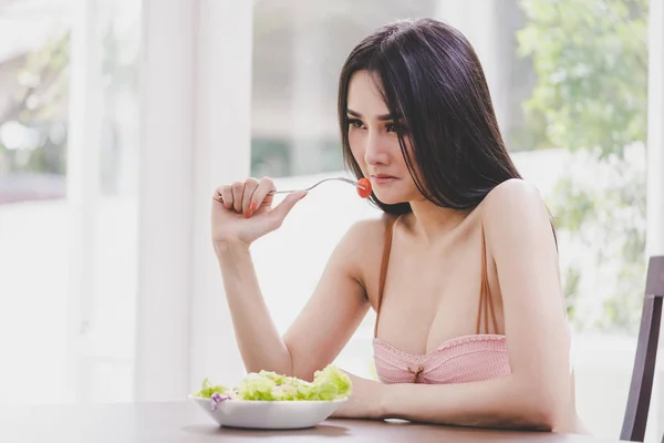 Olycklig kvinna äter grönsallad för hälsosam livsstil mat c — Stockfoto