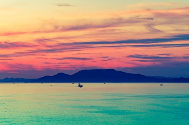 Siluet adası, gün batımı renkli ışık arka planında