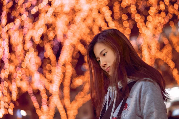 Hermosa chica está de viaje en la calle Jozenji de Sendai para New Yea. —  Fotos de Stock