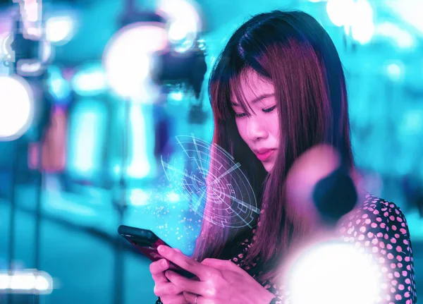 Une fille qui utilise le téléphone avec une lumière holographique sort de l "écran pour — Photo