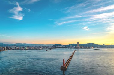 Japonya, Takamatsu Körfezi 'nde seyrüsefer okyanusu deniz feneri. Bu arada...