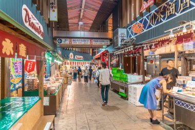 Alışveriş yapanlar Omicho Balık Pazarı 'ndan yiyecek ve balık alıyorlar..