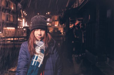 Ginzan Onsen 'de karla seyahat eden kadın turistin portresi