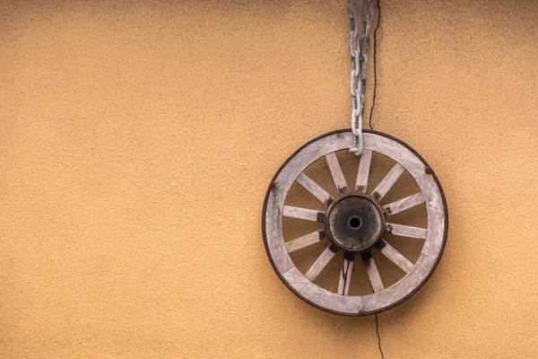 Японское деревянное античное колесо на коричневой цементной стене для копировального спака — стоковое фото