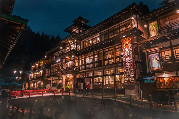 A turisták utaznak a híres Ginzan onsen, míg a hó fal — Stock Fotó