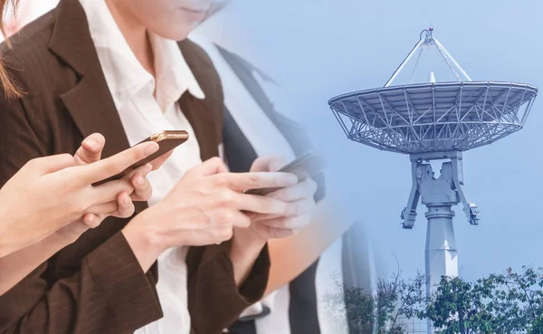 Femme utilisant un récepteur de téléphone mobile par satellite en arrière-plan pour mo — Photo