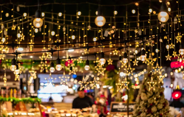 Iluminación luminosa de las estrellas de Navidad en invierno al aire libre —  Fotos de Stock