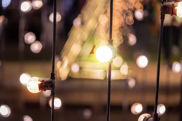 Muchas bombillas en el mercado nocturno del festival de invierno para la decoración de un. —  Fotos de Stock