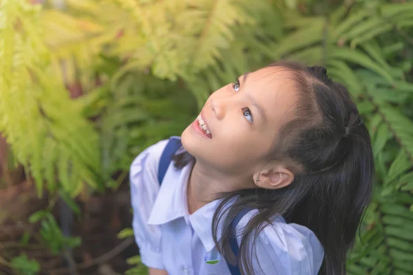 Estudante Asiático Feliz Sentado Jardim Verde — Fotografia de Stock