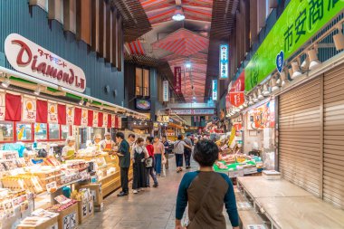 Kanazawa, Japonya - 29 Sep 2019: Alışveriş yapan kişi Omicho Balık Pazarı 'ndan yiyecek ve balık alıyor.