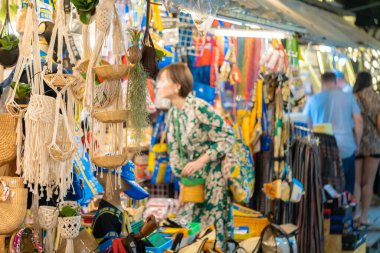 Bangkok, Tayland - 6 Ocak 2020: İnsanlar Bangkok 'ta Sanat Kutusu gece pazarında seyahat ediyorlar.