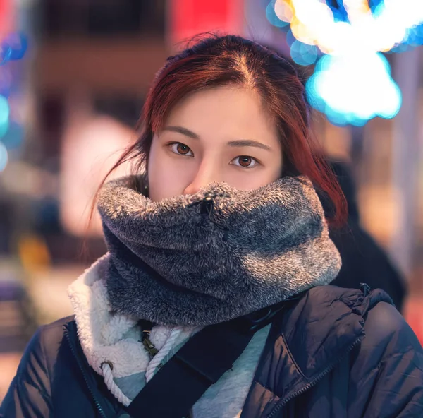 Retrato Pelo Rojo Mujer Asiática Está Caminando Concurrida Calle Sendai —  Fotos de Stock